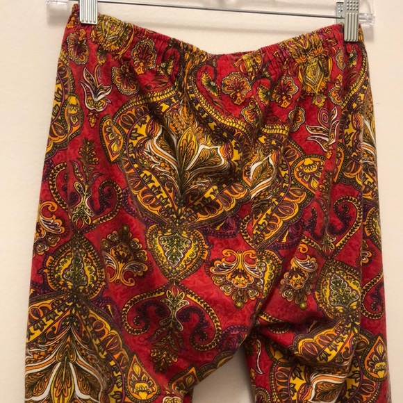 Boho Patterned Capri Length Leggings - Picture 10 of 12